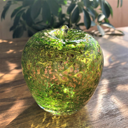 玻璃杯中的蘋果綠 第1張的照片
