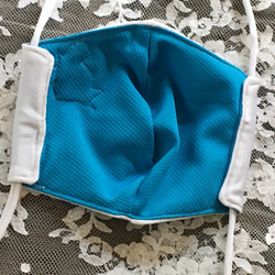 【送料無料】 白×ブルー　ハンドメイド　洗えるマスク　水着　レオタード　冷感　(濡らし)  モチーフ付　1枚 3枚目の画像