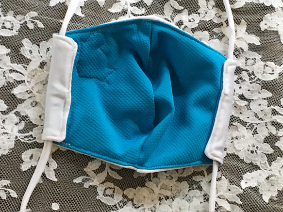 【送料無料】 白×ブルー　ハンドメイド　洗えるマスク　水着　レオタード　冷感　(濡らし)  モチーフ付　1枚 3枚目の画像