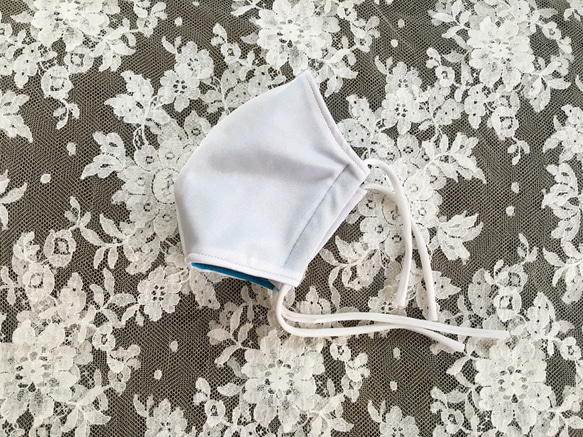 【送料無料】 白×ブルー　ハンドメイド　洗えるマスク　水着　レオタード　冷感　(濡らし)  1枚 1枚目の画像