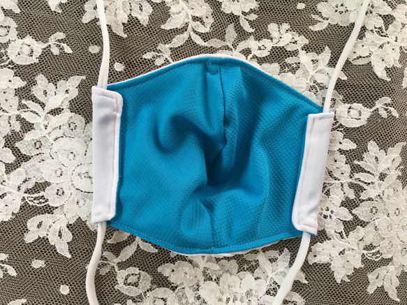 【送料無料】 白×ブルー　ハンドメイド　洗えるマスク　水着　レオタード　冷感　(濡らし)  1枚 2枚目の画像