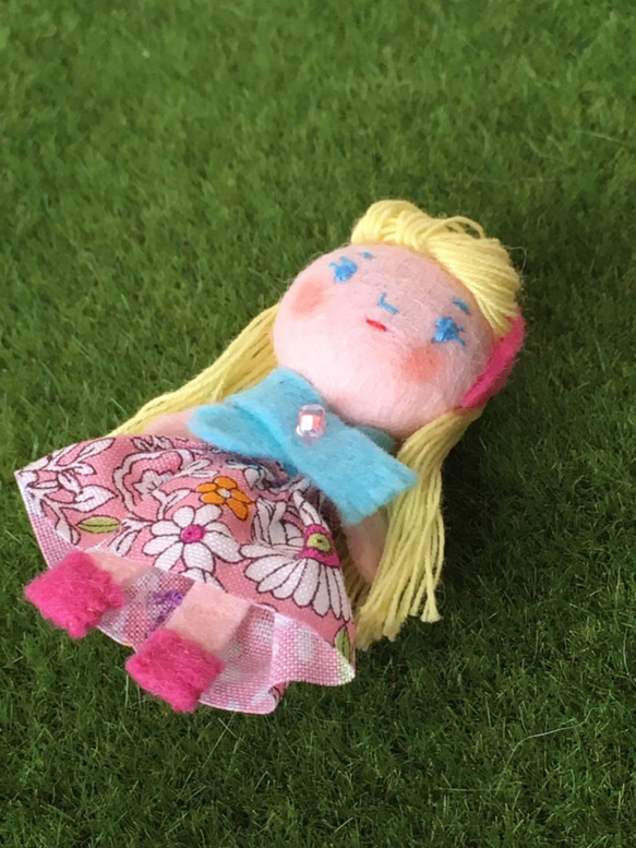おままごとに　手のひらサイズの小さなお人形　いっしょにおでかけおりたたみハウスで遊べます。mimi doll 3 3枚目の画像