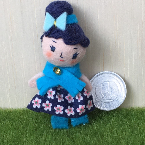 おままごとに 手のひらサイズの小さなお人形 いっしょにおでかけ