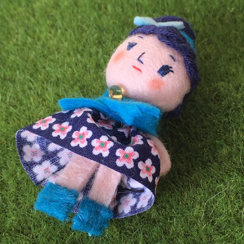 おままごとに 手のひらサイズの小さなお人形 いっしょにおでかけ
