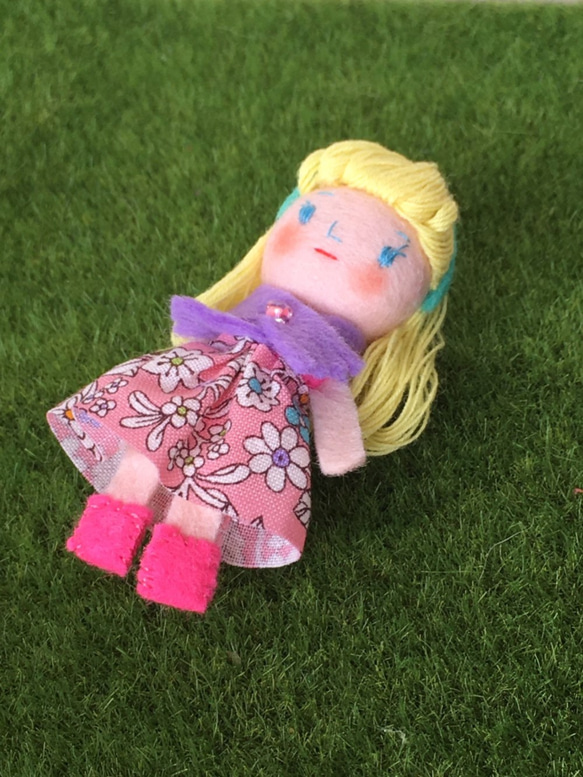 おままごとに　手のひらサイズの小さなお人形　いっしょにおでかけおりたたみハウスで遊べます。mimi doll 12 3枚目の画像