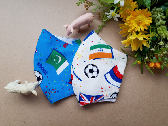 【限定５セット】ジュニアサイズ立体マスク(小学中学年～高学年)　サッカー&国旗柄　2枚セット 2枚目の画像