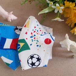 【再販】　キッズサイズ立体マスク　男の子(幼児～小学低学年)　サッカー&国旗柄　2枚セット 2枚目の画像