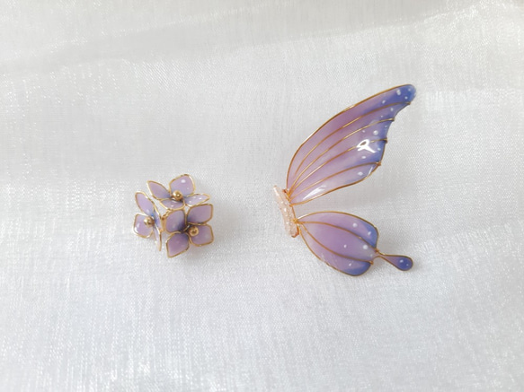 繡球花與蝶 不對稱耳環 樹脂 蝴蝶 貼耳耳環 耳夾 第2張的照片