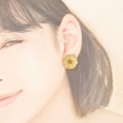 一番人気！ 本物のお花のアクセサリー マトリカリア イエロー ピアス 