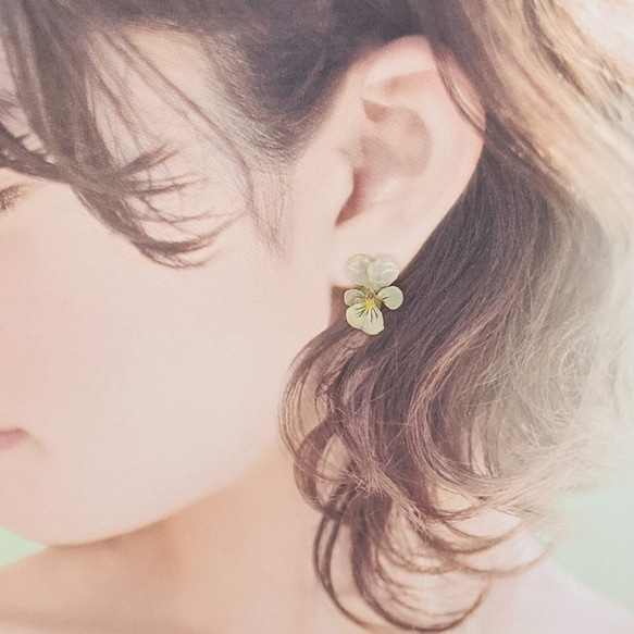 164 とっても華やかなお花とグリーンだよ❤️　ピアスorイヤリング 164 とっても華やかなお花とグリーンだよ❤️ ピアスorイヤリング