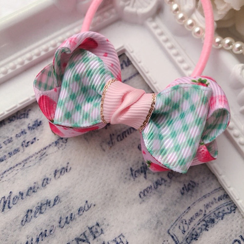 小ぶりで可愛い 苺&ギンガムチェックの 立体的なピンク色リボンの