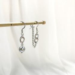 粗細鎖鍊 不對稱 冷色珍珠 鋼質耳環 第4張的照片
