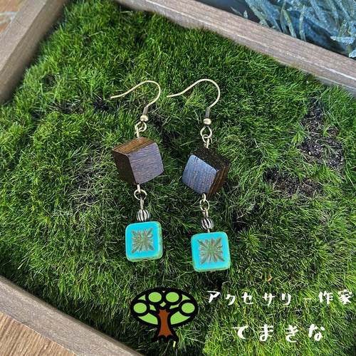 スクエアウッドとフラワーチェコビーズのピアス ピアス（フック 