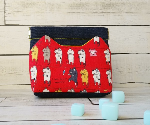 ハンドメイド　猫柄　サイドポケットポーチ　ハチ