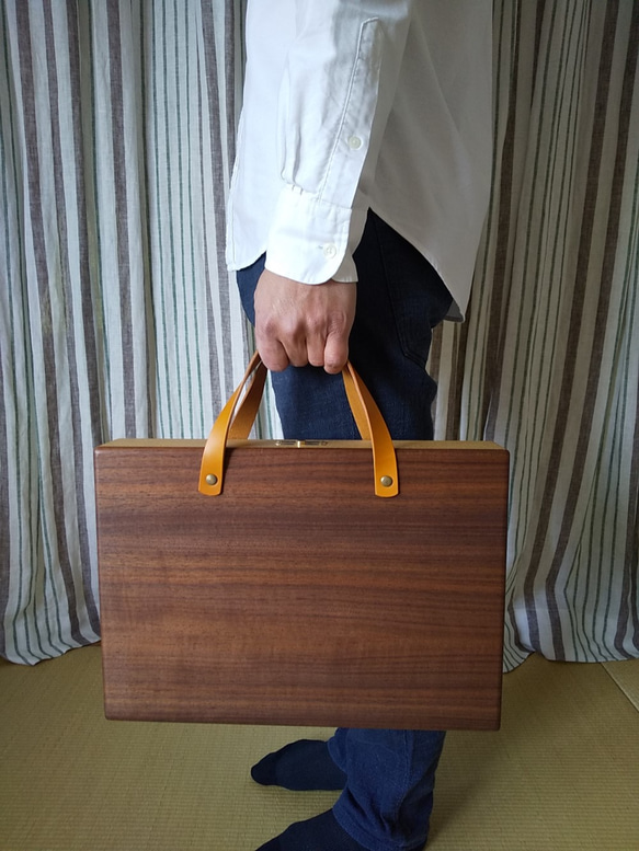 木製アタッシュケース　【ウォールナット×タモ】　ビジネスバッグ　木と革と真鍮 8枚目の画像