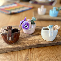 信楽焼 陶器の一輪挿しにもなる爪楊枝入れ 茶色 一輪挿し・花瓶・花器