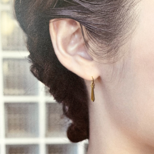 14kgf シンプルな揺れるゴールドスティックピアス（フック、スタッド