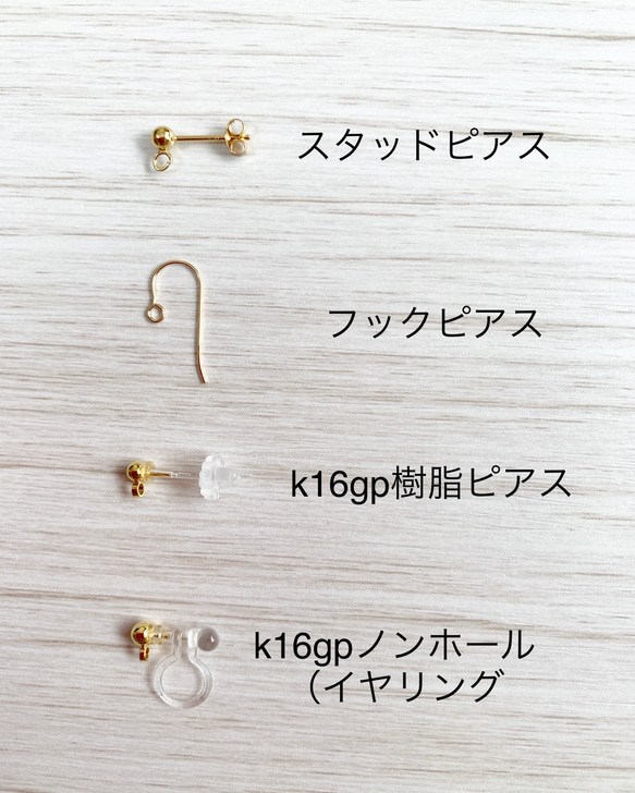 14kgf 揺れる小さなレッドメノウ・スタッドピアス（フック、樹脂、ノンホール）＊送料無料 5枚目の画像