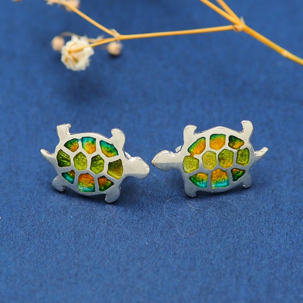 ウミガメのグラデーショングラスピアス　黄緑　-シルバーとエナメルガラス-　SV925・ステンドグラス　S23