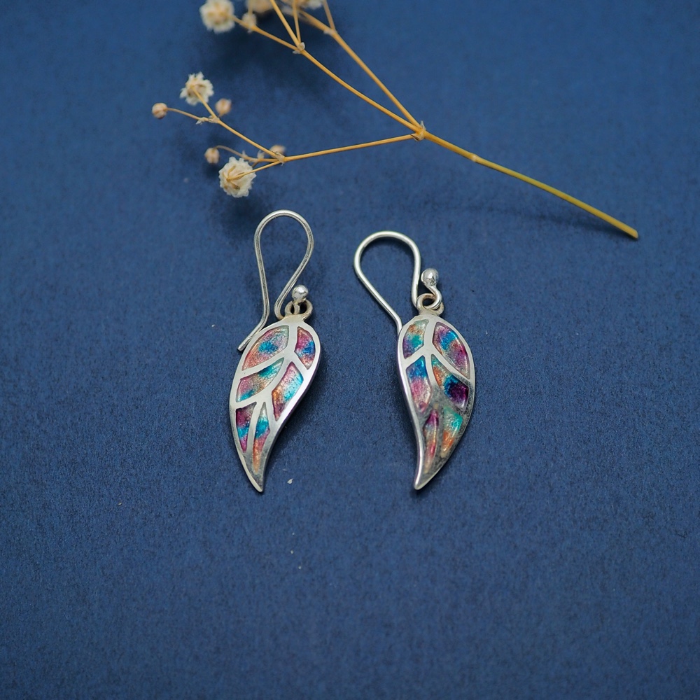 葉のグラデーショングラスピアス　青紫　-エナメルガラス-　SV925・ステンドグラス　S35