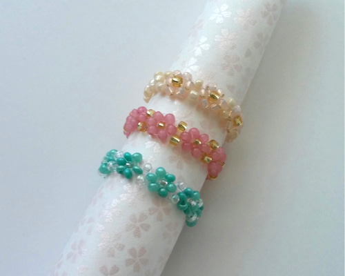 【c-7】ビーズリング ✿ 韓国 モノクロ お花 c-7】ビーズリング ✿ 韓国 モノクロ お花