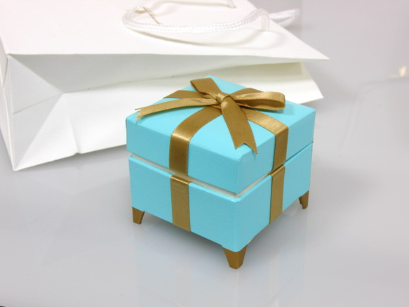 ギフトボックス　リボンと脚つき　Gift Box Ribbon　 1枚目の画像