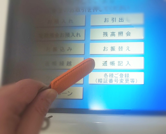 無需直接接觸 ATM 觸摸面板和電梯等按鈕即可按下的真皮鑰匙鏈（帶 3 Naskan） 象牙色 第3張的照片