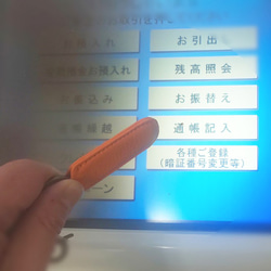 ATMのタッチパネルやエレベーターなどのボタンに直接触らず押せる本革キーホルダー（ナスカン3個付き）オレンジ 3枚目の画像