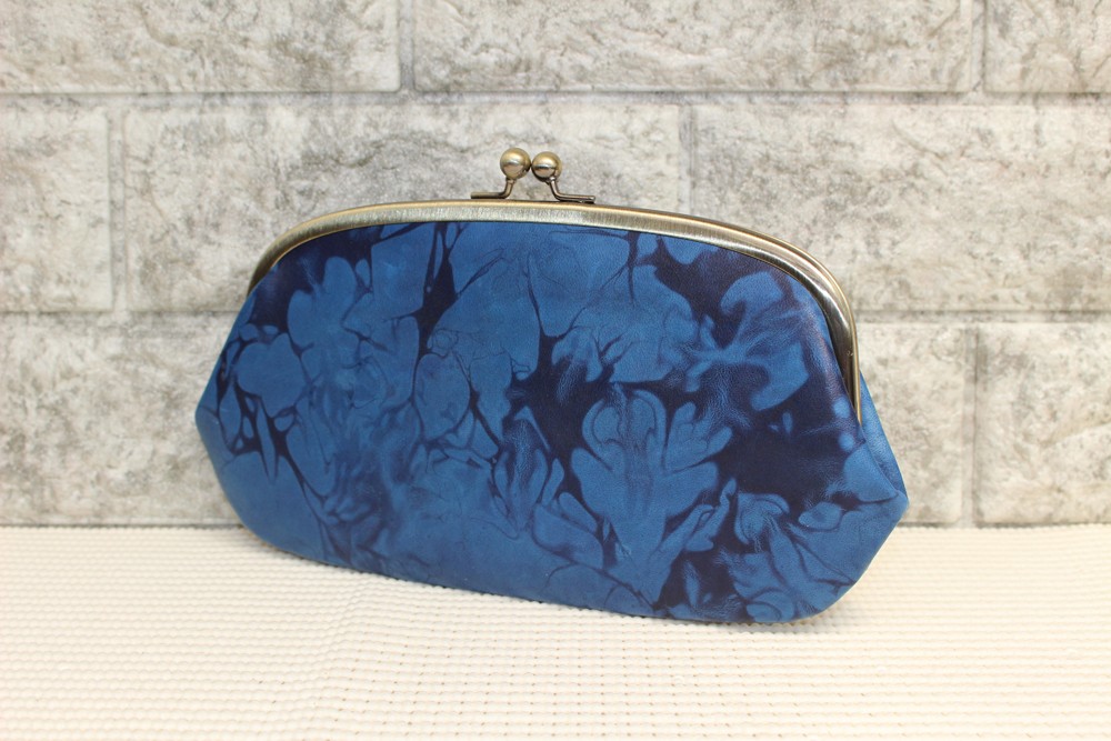 本藍染絞りシープスキンを使ったロングウォレット（がま口）　藍色