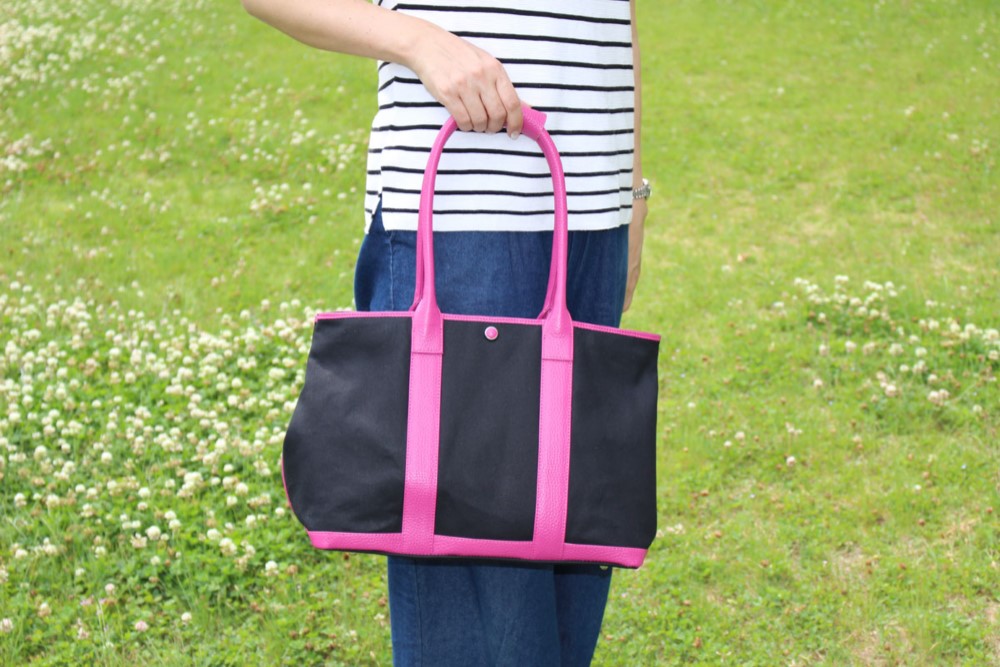 持ったら出掛けたくなる姫路レザーを使ったおしゃれ帆布バッグ＆持ち手カバー付き（黒帆布／ピンク）