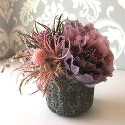 紫のポピーのアレンジメント　陶器の花瓶入り 5枚目の画像