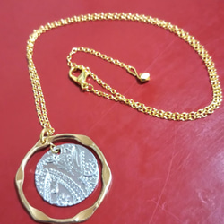 コインと平和の輪に願いを込めてネックレス 2枚目の画像