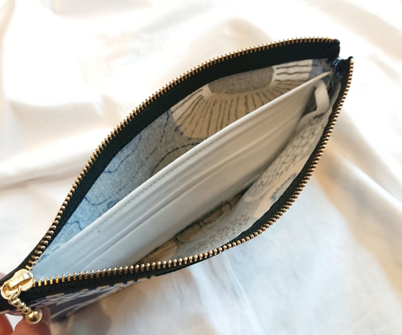 【即日発送可】マスクポーチ/モダン花柄ネイビー 2枚目の画像