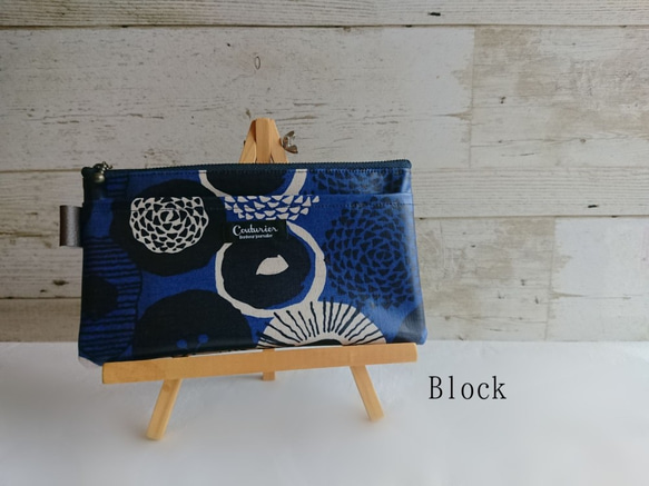 【即日発送可】マスクポーチ/モダン花柄ネイビー/アンティークファスナー使用 1枚目の画像