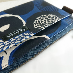 【即日発送可】マスクポーチ/モダン花柄ネイビー/アンティークファスナー使用 2枚目の画像