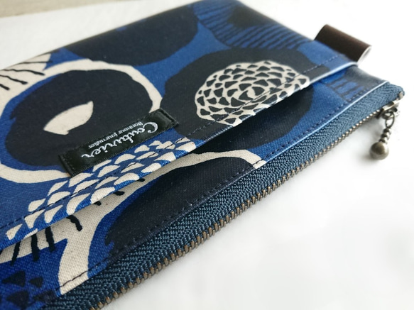 【即日発送可】マスクポーチ/モダン花柄ネイビー/アンティークファスナー使用 2枚目の画像