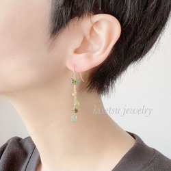 【SALE】〜 La vert〜ペリドットと緑のアシンメトリーピアス 7枚目の画像