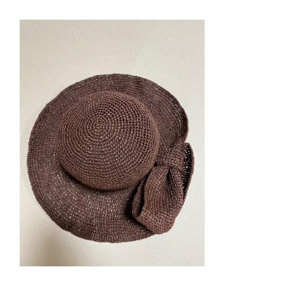 かぎ針編みの片リボンの麦わら風帽子 1枚目の画像