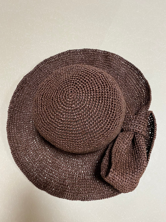 かぎ針編みの片リボンの麦わら風帽子 2枚目の画像