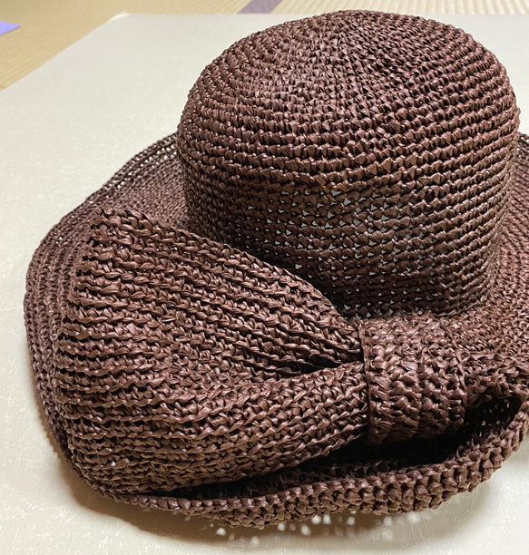 かぎ針編みの片リボンの麦わら風帽子 3枚目の画像