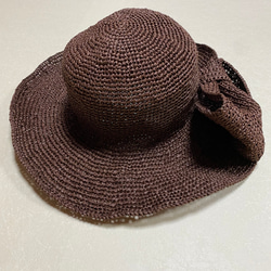 かぎ針編みの片リボンの麦わら風帽子 4枚目の画像