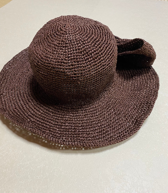 かぎ針編みの片リボンの麦わら風帽子 5枚目の画像