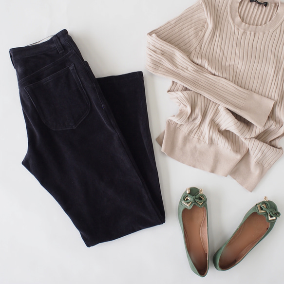 【ニットのように軽くやわらかくて、暖かい】上質なニットコーデュロイパンツ　美シルエット　チャコールグレー 6枚目の画像