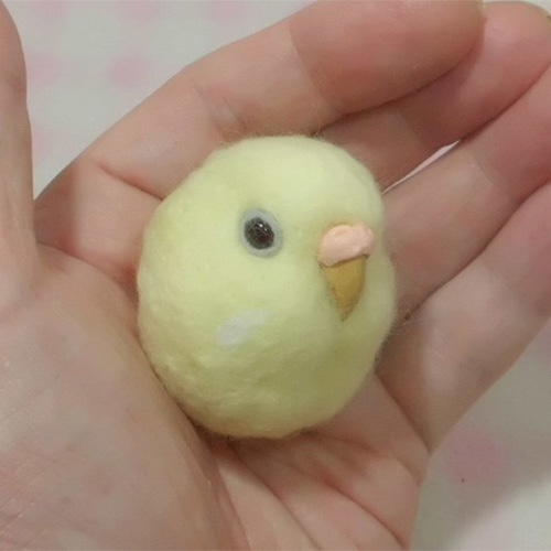 羊毛フェルト まんまるルチノーちゃん（赤目） マット付き セキセイインコ セキセイインコ プリン色ルチノー 濃赤目☆マグネット/ブローチどちら