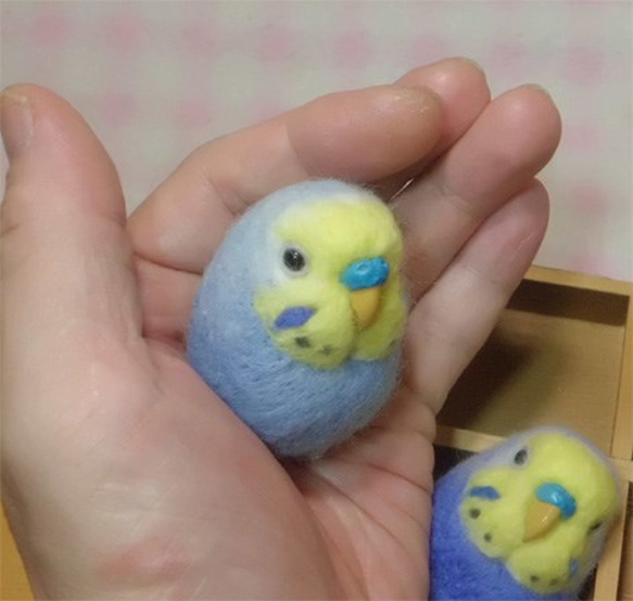 セキセイインコ　ライラックレインボー☆マグネット/ブローチ どちらか選択 受注作成　うちのこオーダー可能 羊毛フェルト 1枚目の画像