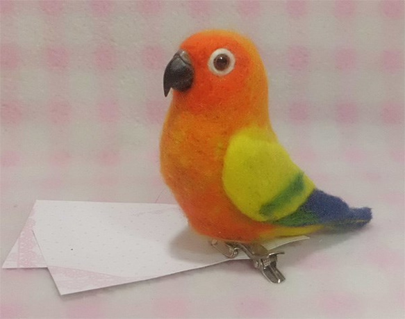 (小）太陽錐尾鸚鵡(金太陽）☆夾＆胸針☆羊毛氈***mini Sun Conure ★ clip & brooch 第2張的照片