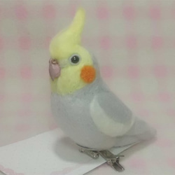 オカメインコ mini ライトグレー ☆ マグネット/ブローチどちらか選択　足有に変更可能　受注作成　 羊毛フェルト 2枚目の画像