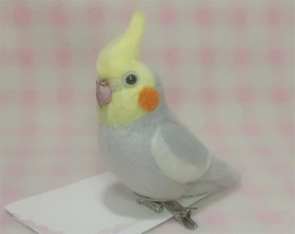 オカメインコ mini ライトグレー ☆ マグネット/ブローチどちらか選択　足有に変更可能　受注作成　 羊毛フェルト 2枚目の画像