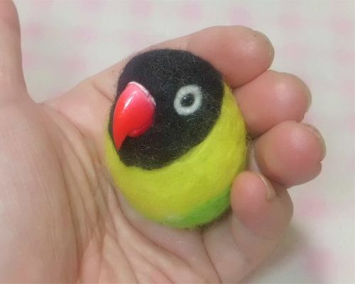 期間限定セット】セキセイインコを刺繍したくるみボタンブローチ