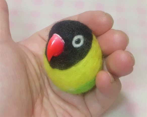 キエリクロボタンインコ ☆マグネット/ブローチ どちらか選択 受注作成　うちのこオーダー可能 羊毛フェルト　羊毛インコ 1枚目の画像